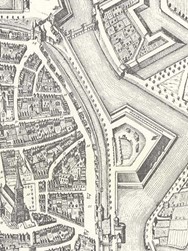 <p>Uitsnede uit de vogelvlucht plattegrond die Bleau van de stad publiceerde in 1651. Weergegeven is de stadsrand tussen Luttekestraat en Sassenpoort (boven). De nieuwe aarden vestingwerken zijn duidelijk weergegeven en ook de  oudere stadsmuur met aan de buitenzijde de binnengracht is goed te zien. </p>
